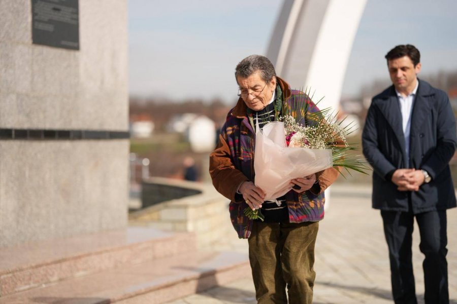 Ish-prokurori në gjyqin kundër Millosheviqit në Hagë viziton Memorialin Përkujtimor në Reçak