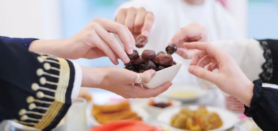 Si të silleni me respekt me njerëzit që agjërojnë gjatë Ramazanit 