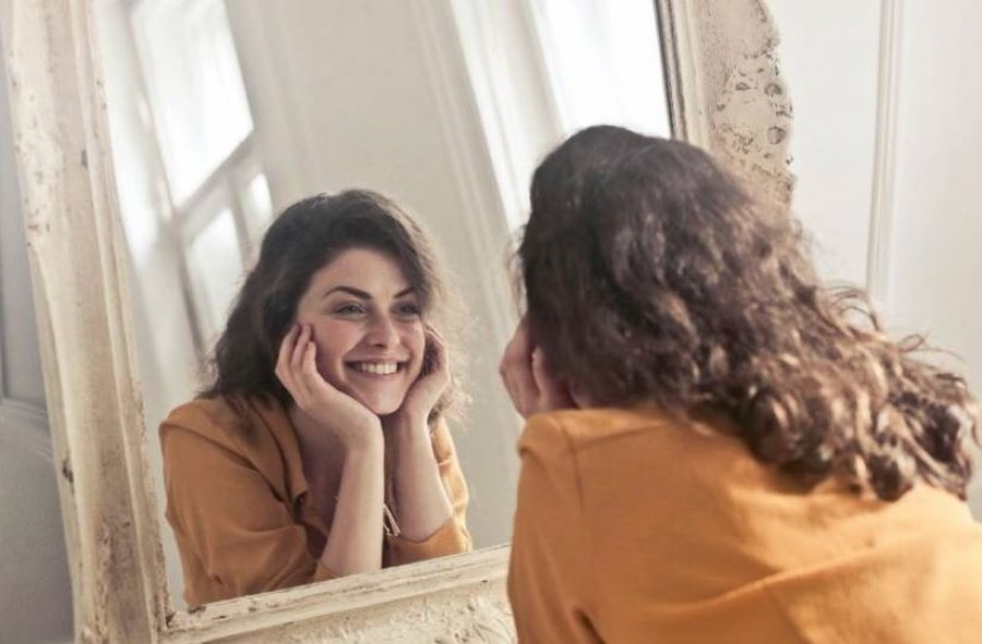 qeshja-celesi-i-krijimit-te-lidhjeve-shoqerore