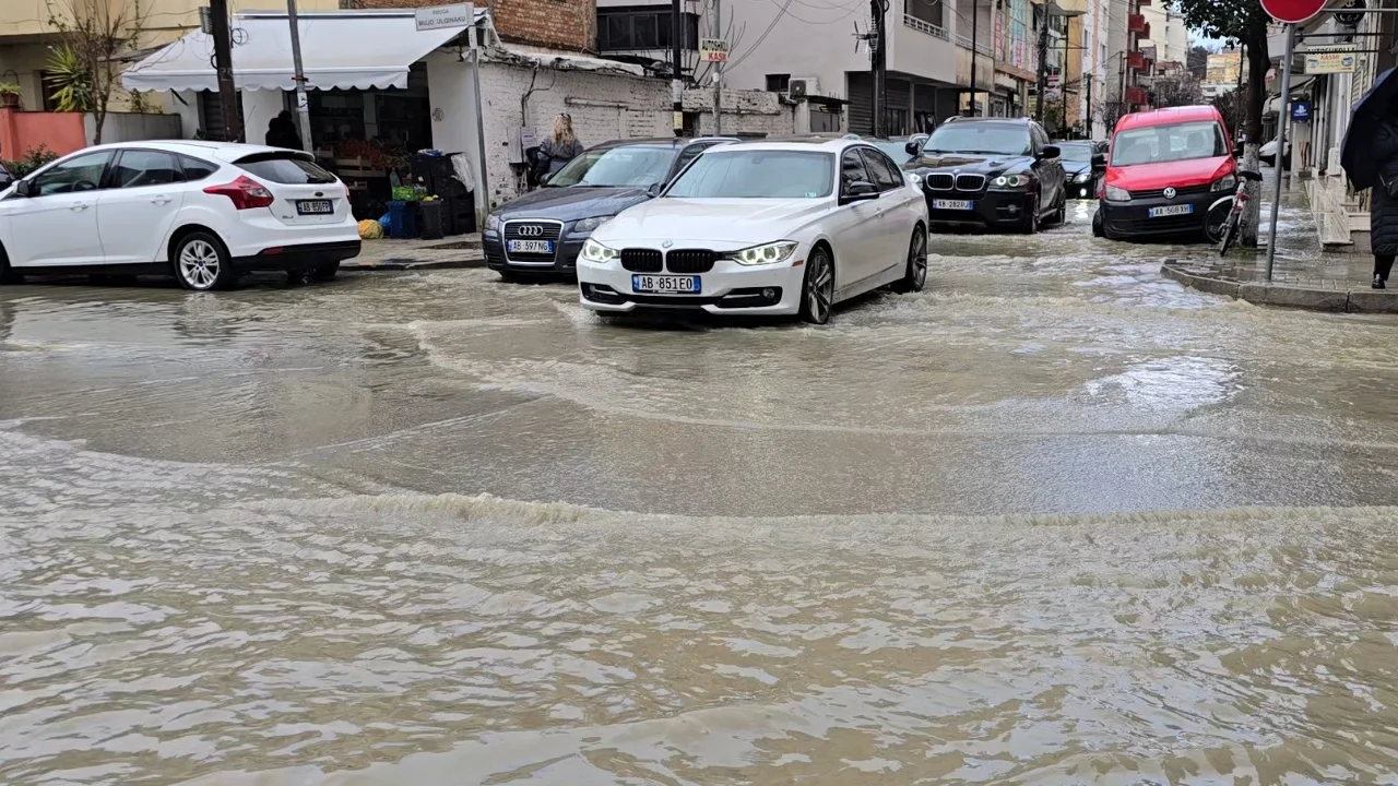 Përmbyten rrugët e Durrësit, vështirësi në lëvizje