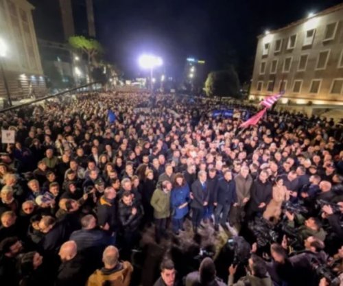Nis protesta e PD-së në Shqipëri para Kryeministrisë, Sali Berisha arrin në selinë partisë