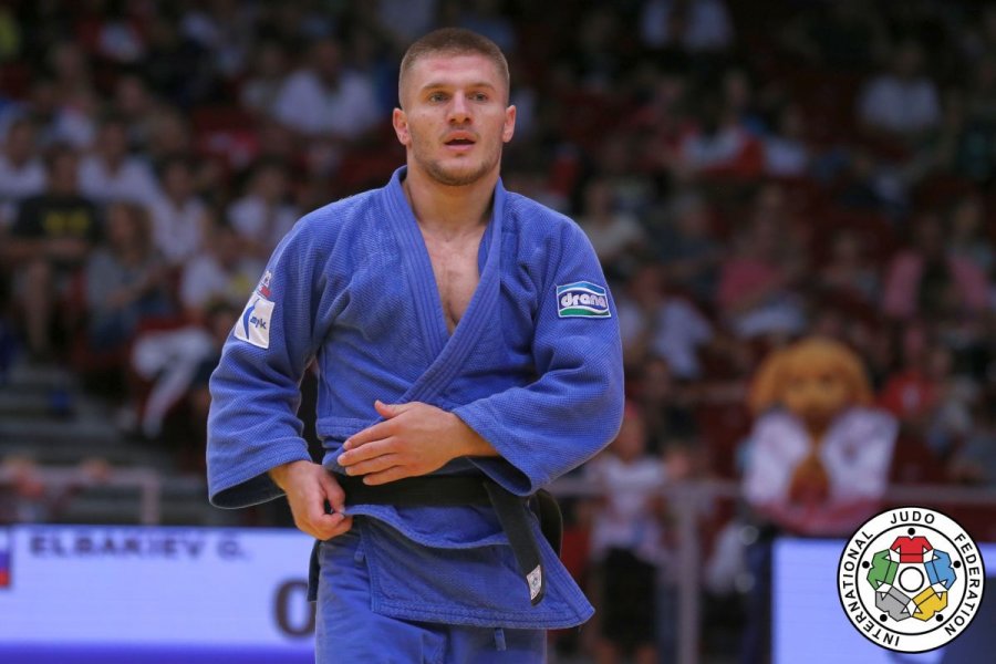 Gjykata e Pejës e liron nga akuza për dhunë në familje Akil Gjakovën