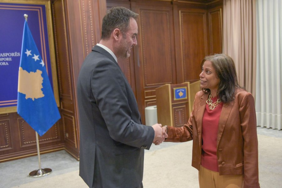 Konjufca takohet me Prattipati, diskutuan për proceset politike nëpër të cilat po kalon Kosova