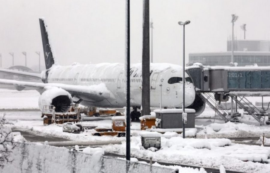 Moti i keq mbyll aeroportet e Vjenës dhe Munihut