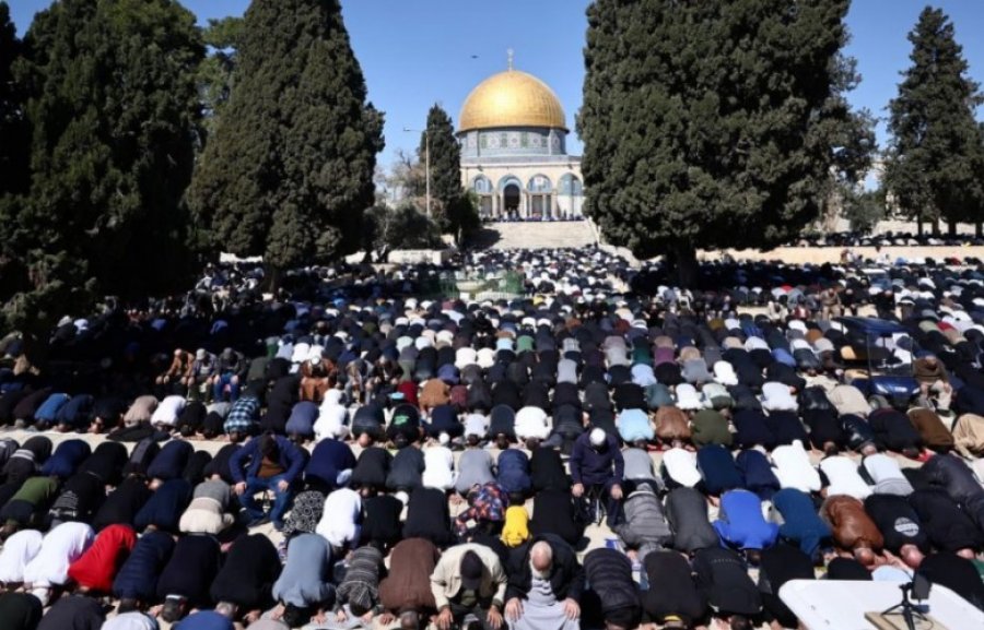 80-000-besimtare-ne-lutjet-e-xhumase-se-pare-te-ramazanit-ne-jerusalem