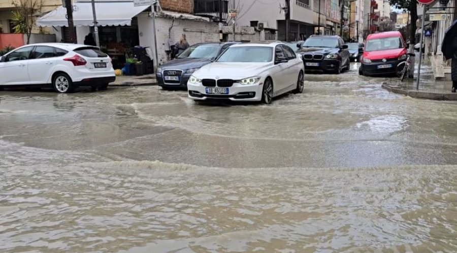 Përmbyten rrugët e Durrësit, vështirësi në lëvizje