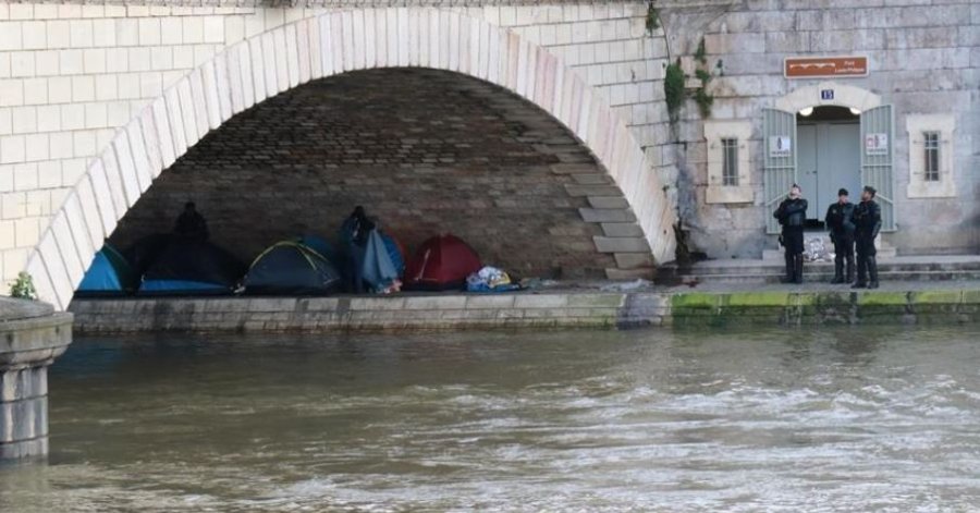 Shqetësimi në Bruksel, shumë fëmijë flenë në rrugë dhe situata po përkeqësohet