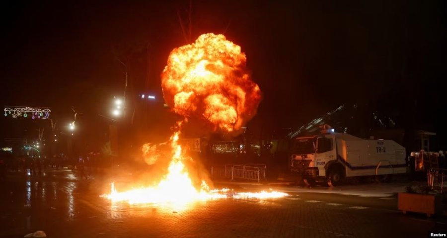 Përplasje mes demonstruesve dhe policisë gjatë protestës antiqeveritare në Shqipëri