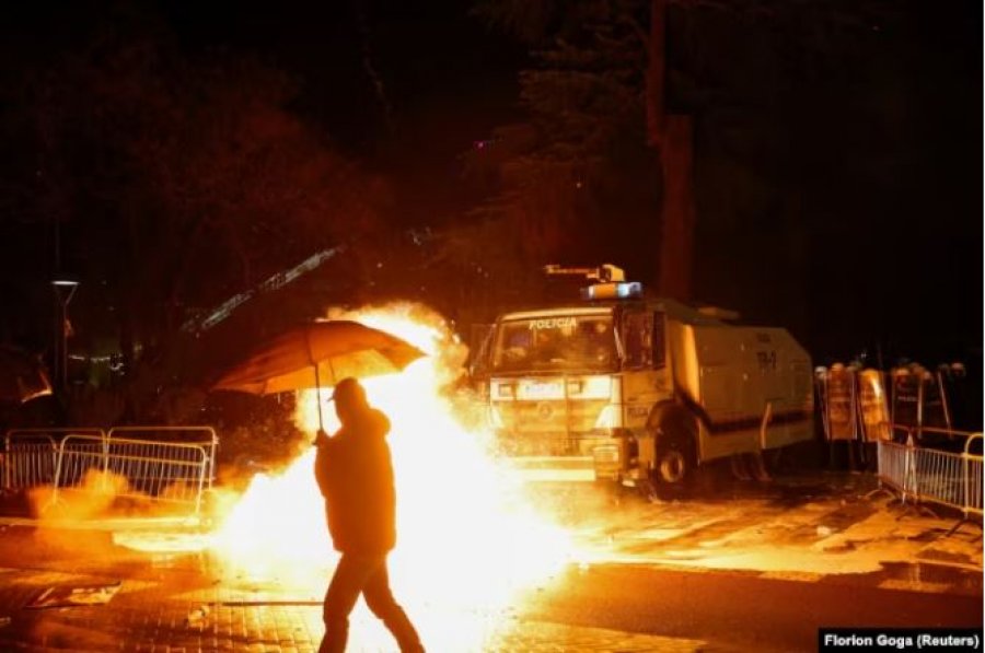 Rama pas protestës  Kur mortja e shtyn qenërinë te dera e xhamisë