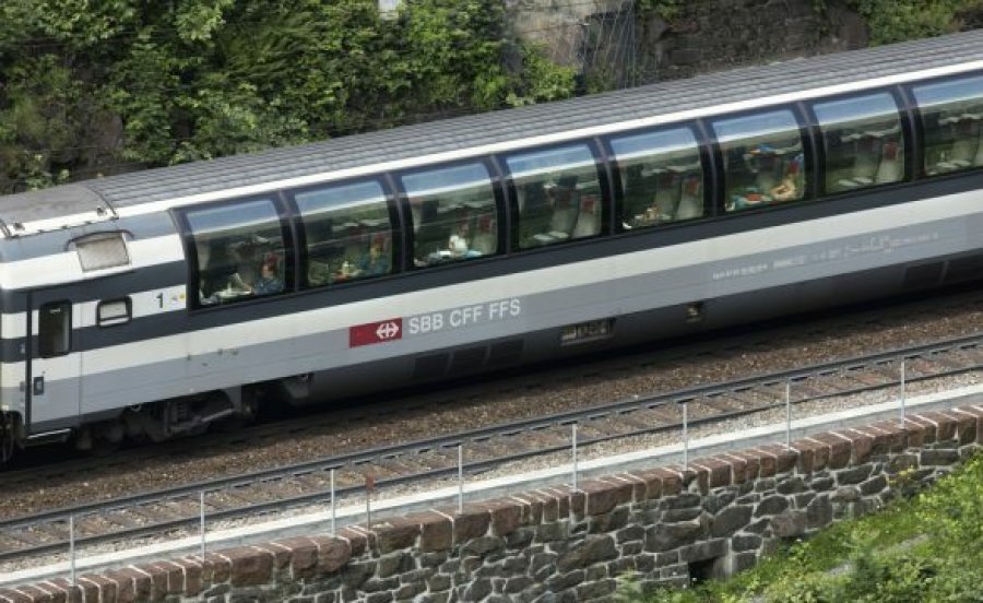 Treni del nga shinat në stacionin e Winterthurit