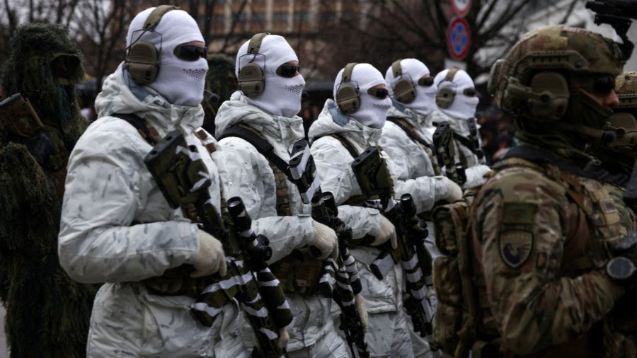 “Sky News” përzgjedh fotografinë e ushtarëve të Kosovës në mesin e imazheve të javës