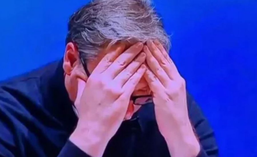 Vuçiqi i bëri presion një gruaje t’i tregojë fëmijës se nuk është nëna e tij biologjike në një sallë me plot njerëz