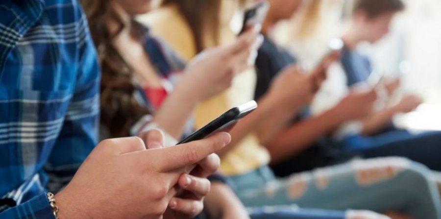 Si t’i mbrojmë fëmijët nga rrjetet sociale? Këshilla për prindërit