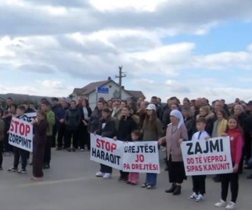 Protestojnë banorët e Zajmit të Klinës: Një pronë iu shit dy personave