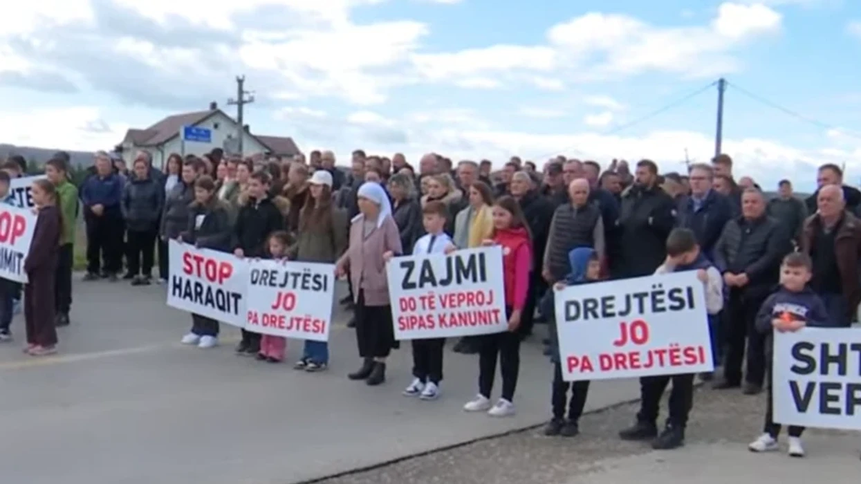 Banorët e Grabanicës dhe Zajmit bllokojnë magjistralen Prishtinë–Pejë, kërkojnë zgjidhje për çështjet pronësore