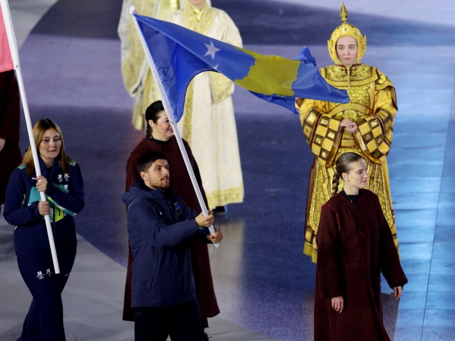 Mbyllen Lojërat Olimpike Dimërore  flamuri i Kosovës valëvitet nga skitari Drin Kokaj
