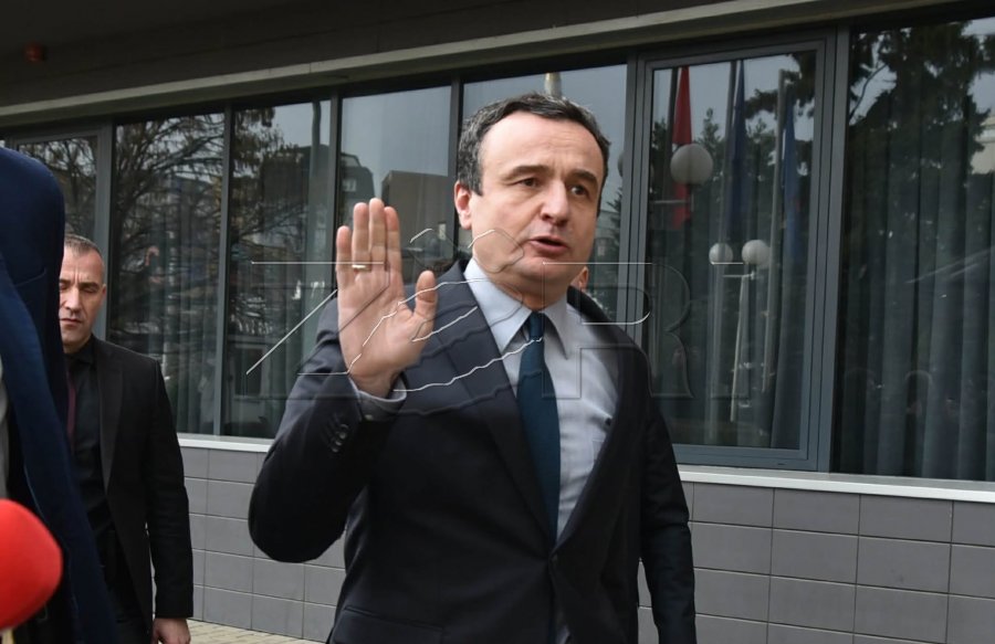 Kurti mbërrin në Kuvend për t’u takuar me Abdixhikun