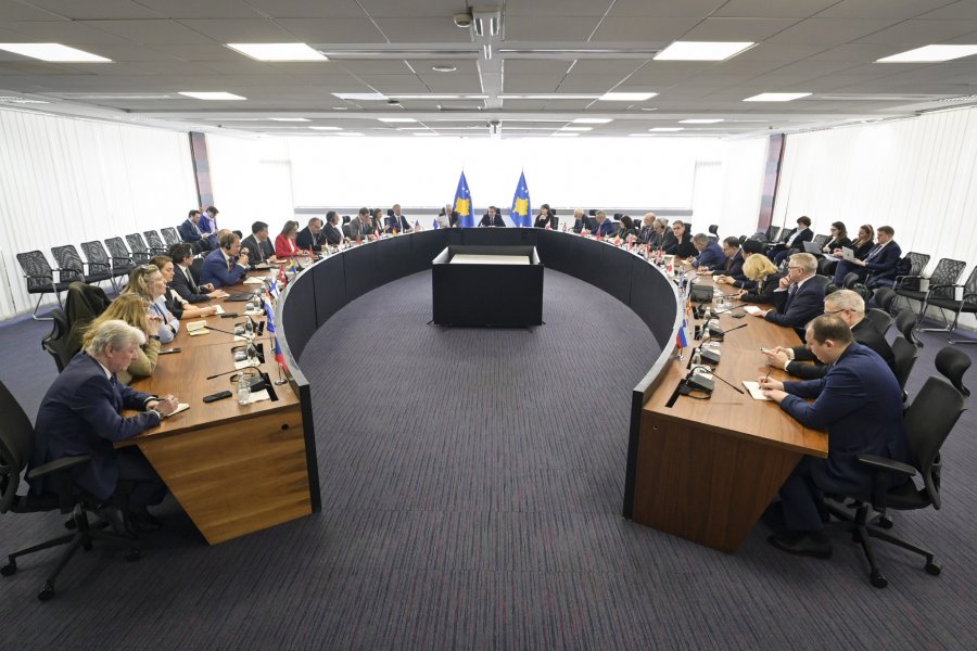 Kryeministri Kurti takoi ambasadorët e akredituar në Kosovë