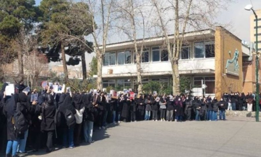 Studentët iranianë sërish në protestë kundër regjimit  As monarki apo udhëheqje  por demokraci e barazi