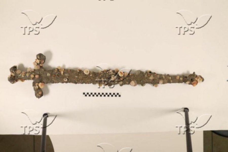 Shfaqet shpata 800 vjeçare e një kryqtari që u gjet në det