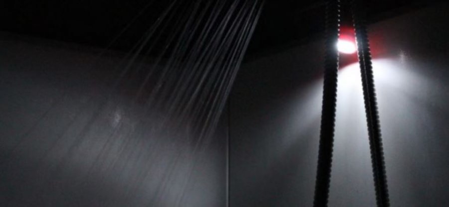 Dushi në errësirë, trendi i ri që mund të përmirësojë gjumin