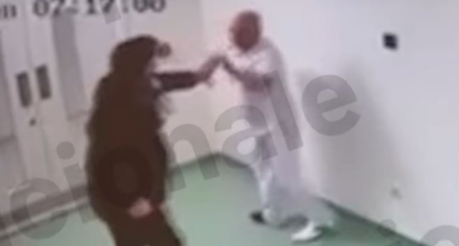 Publikohen pamjet e përleshjes fizike mes dy kirurgëve në QKUK [video]