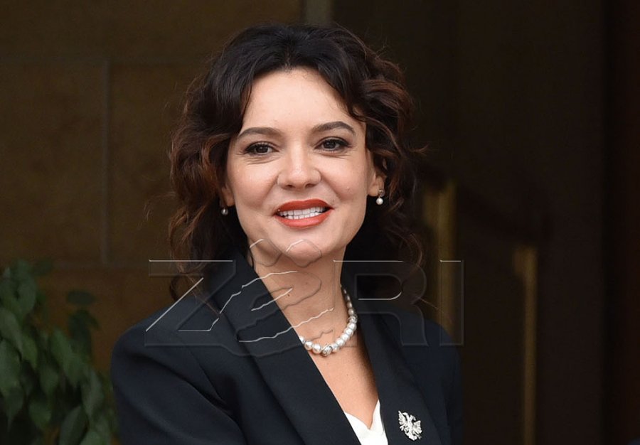 Elisa Spiropali viziton Kosovën  pritet nga krerët e shtetit