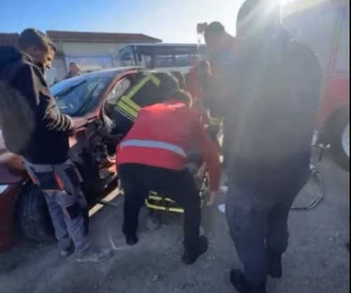 Aksident në Qerim të Gjakovës, zjarrfikësit nxjerrin të lënduarin nga vetura