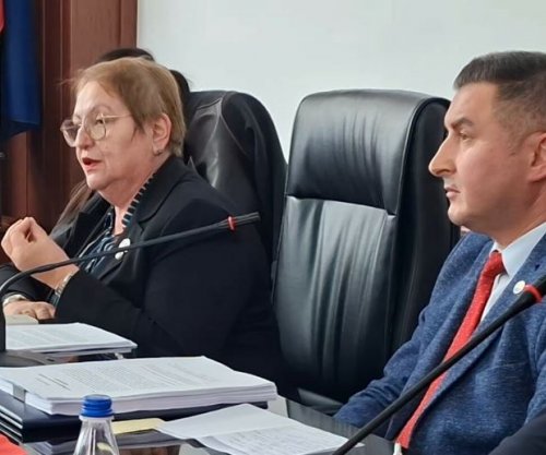 Ministrja e Arsimit në RMV nuk i lejon të flasin shqip, gazetarët në shenjë replike ia heqin mikrofonin [video]