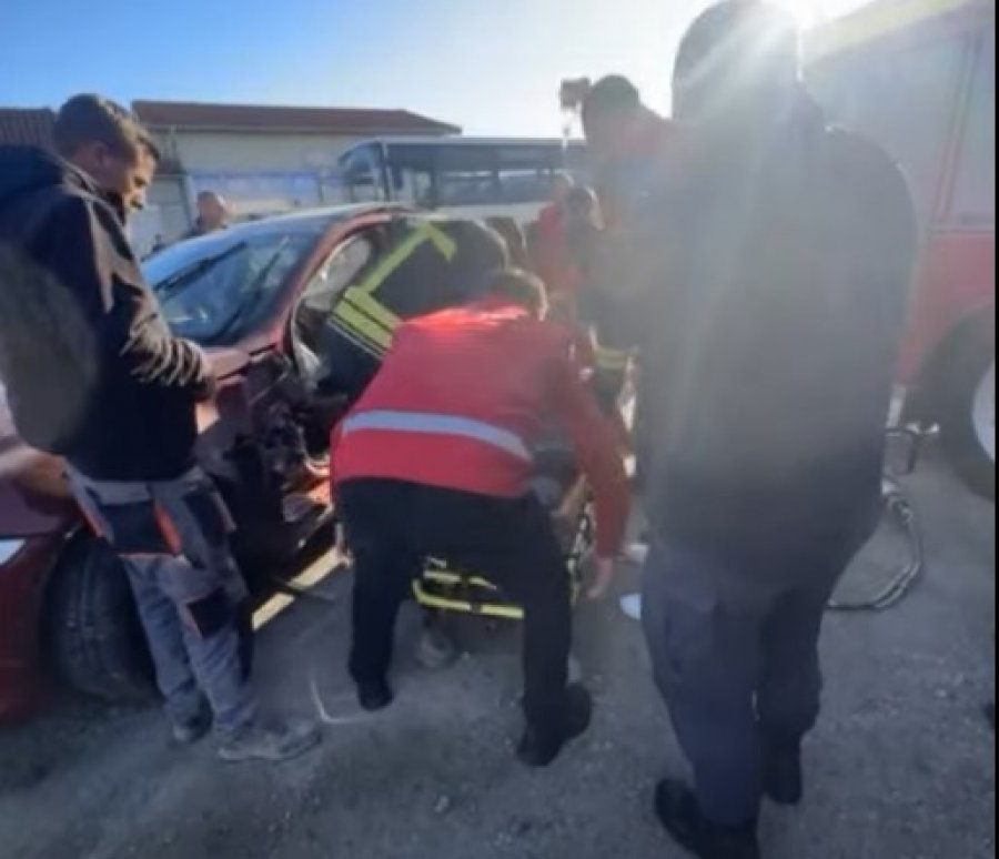 Aksident në Qerim të Gjakovës  zjarrfikësit nxjerrin të lënduarin nga vetura