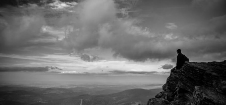 Përse sa herë që jemi të trishtuar na lind dëshira për të shkruar poezi?