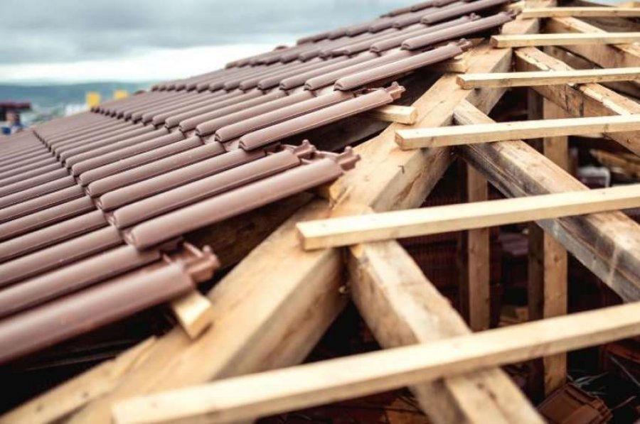 Ra aksidentalisht nga çatia e shtëpisë  vdes 49 vjeçari në Shkodër