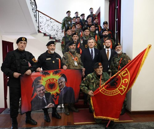 Balla publikon pamje me ish-luftëtarë të UÇK-së në Kuvend të Shqipërisë