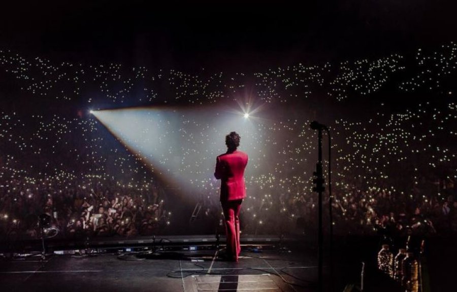 Habit këngëtari  Qesha në funeralin e gjyshes  më frymëzoi për këngë