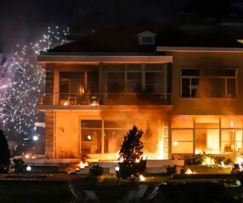 Mbi tri orë marshim me zhurmë molotovësh, kaos e rrëmujë në rrugët e Tiranës