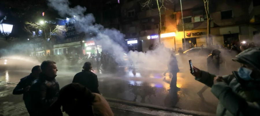 Protestuesit “thyejnë” kordonin e policisë, uniformat blu hedhin ujë dhe gaz lotsjellës