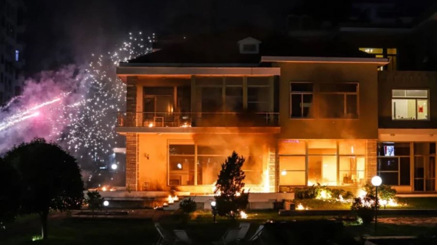 Mbi tri orë marshim me zhurmë molotovësh, kaos e rrëmujë në rrugët e Tiranës