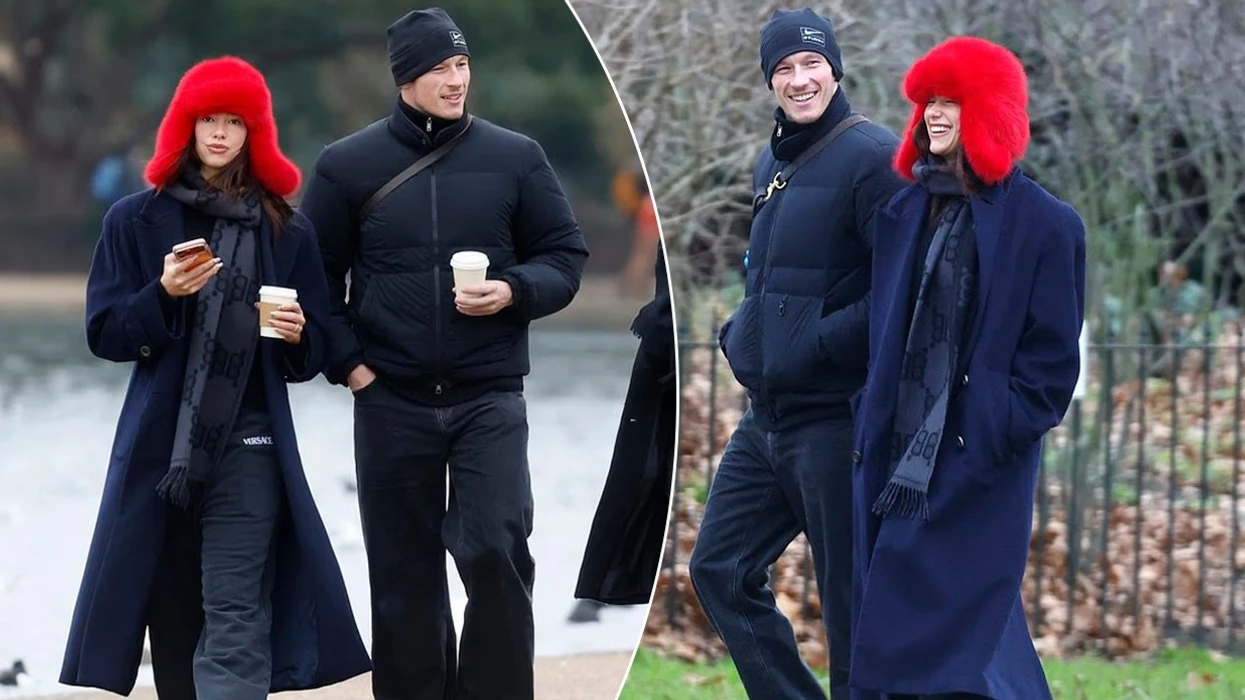 Dua Lipa e nis Vitin e Ri 2026 me një shëtitje me të fejuarin e saj rrugëve të Londrës, ndërsa vishet me një pallto kuq e zi