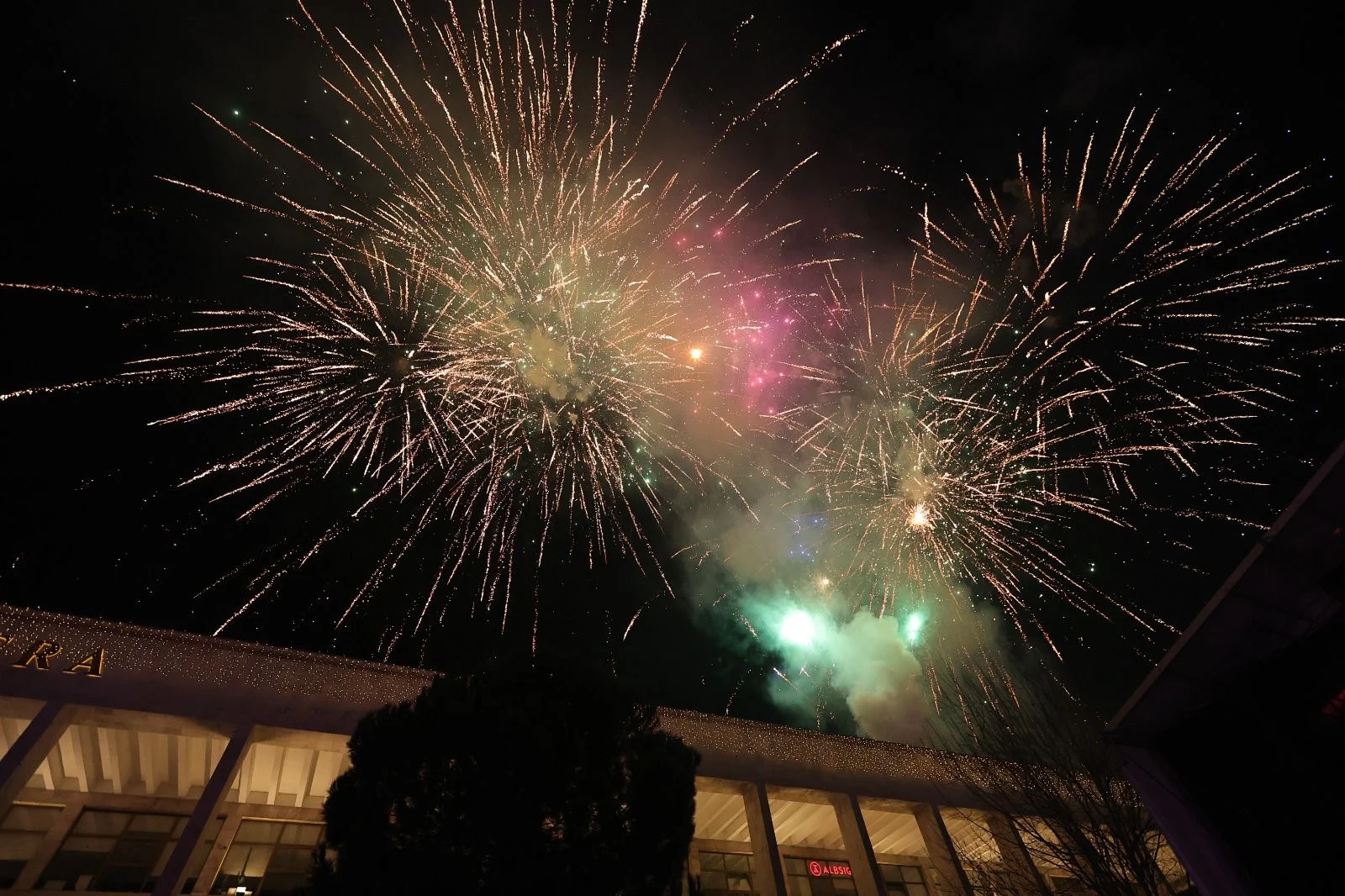 20 persona të lënduar nga hedhja e fishekzjarrëve në Shqipëri  13 vjeçarja në Tiranë shpëton mrekullisht nga plumbi qorr