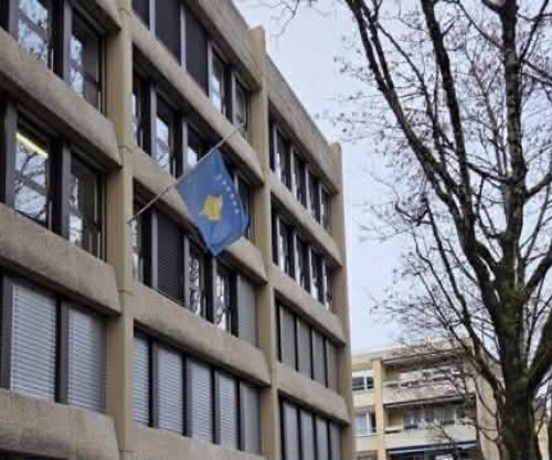 Flamuri i Kosovës në gjysmështizë në ambasadën e Zvicrës pas tragjedisë në Crans-Montana