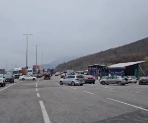 Raportohet për radhë të gjata në Vërmicë, shtetasit e Shqipërisë ua mësyjnë pikave turistike të Kosovës