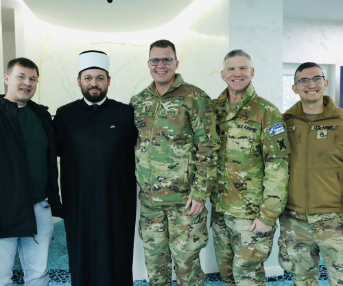 Ushtarë amerikanë nga Bondsteel-i e nisin vitin 2026 me vizitë simbolike në xhaminë “Bedri Kamberi” në Prishtinë