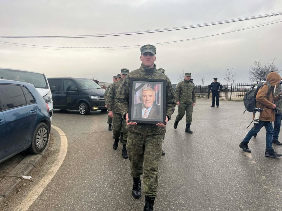 Nexhat Dacit i jepet lamtumira e fundit me ceremoni shtetërore në Prishtinë