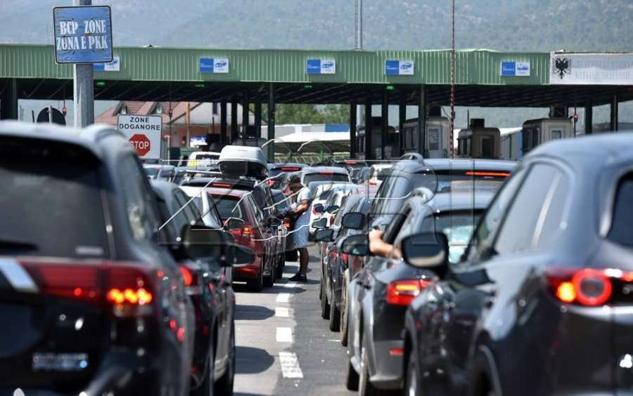 Mërgimtarët po shkojnë, pritje mbi një orë për të dalë nga Kosova