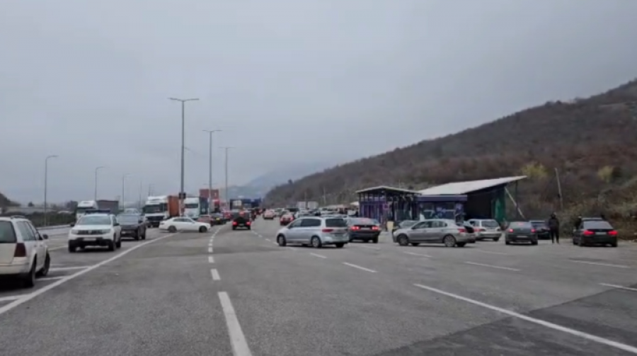 Raportohet për radhë të gjata në Vërmicë, shtetasit e Shqipërisë ua mësyjnë pikave turistike të Kosovës