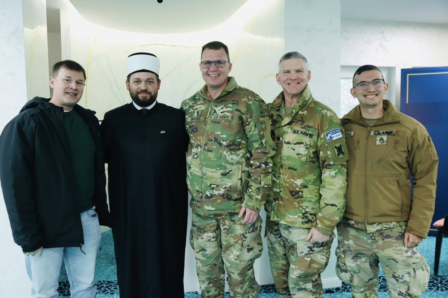 Ushtarë amerikanë nga Bondsteel i e nisin vitin 2026 me vizitë simbolike në xhaminë  Bedri Kamberi  në Prishtinë