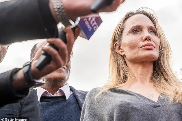 Angelina Jolie viziton kufirin Egjipt-Gazë për të ndihmuar palestinezët e plagosur