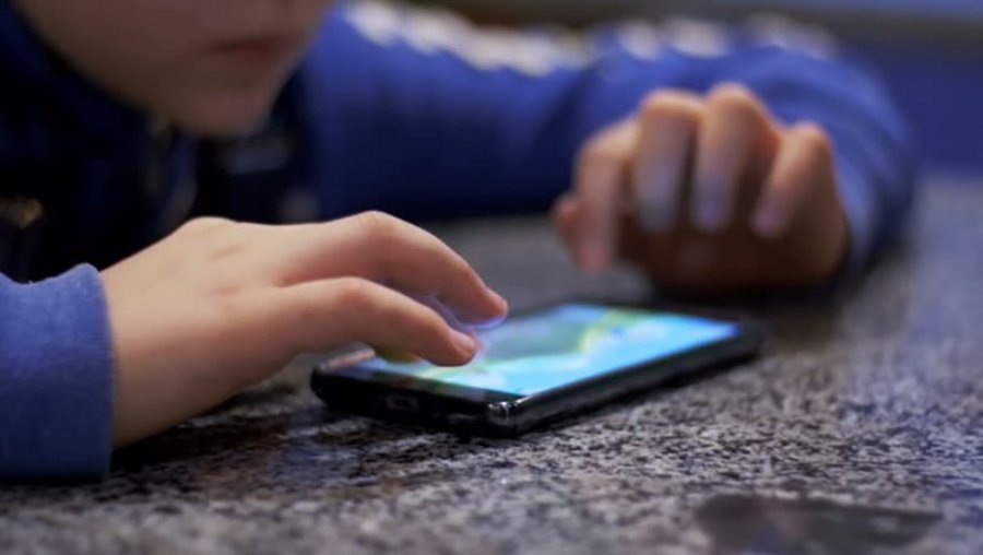 para-se-t-ua-lini-telefonin-ne-duar-femijeve-lexojeni-kete