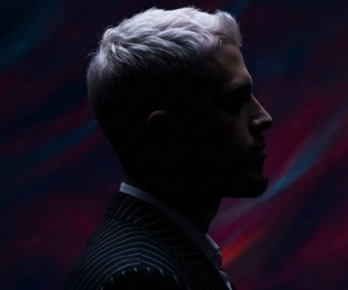 Bardhi publikon pesë këngë nga albumi i tij i ri “Terapi” [video]