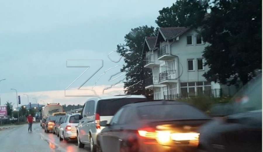 Pritje të gjata në disa pika kufitare të Kosovës, kolona deri në një kilometër në dalje